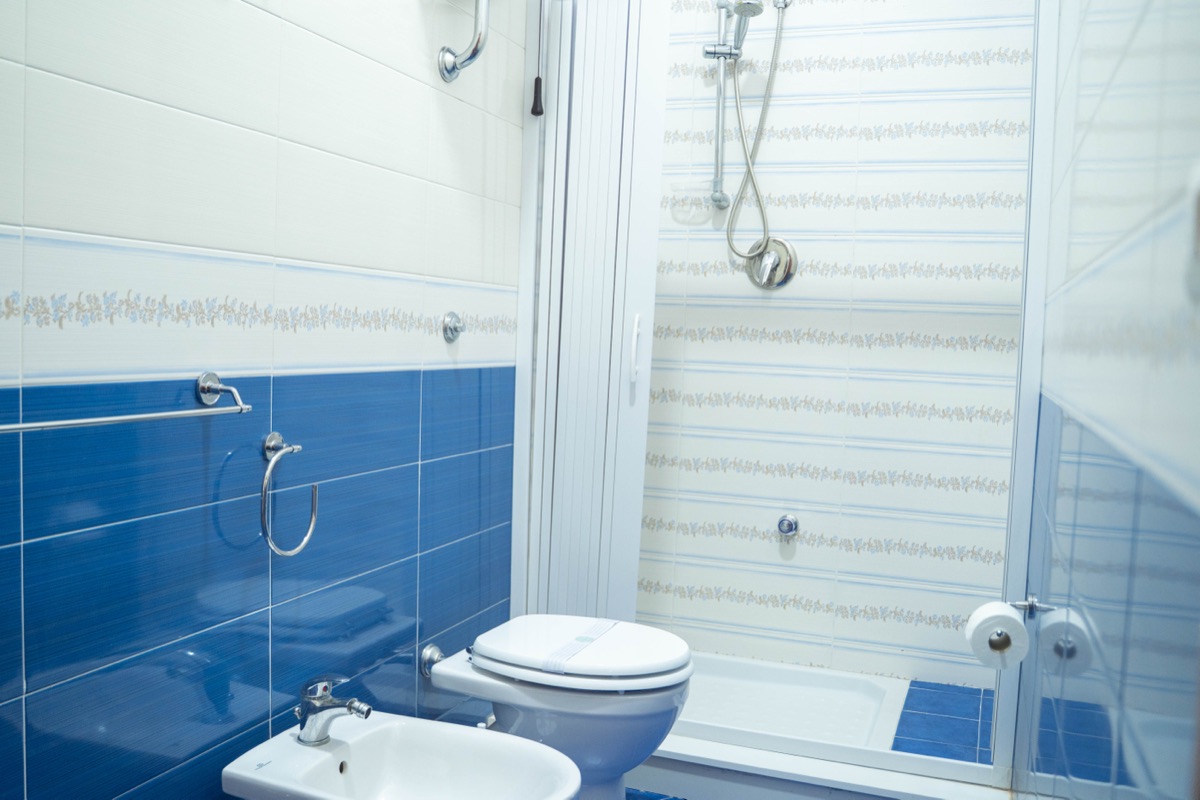 Bagno privato con doccia e piastrelle blu