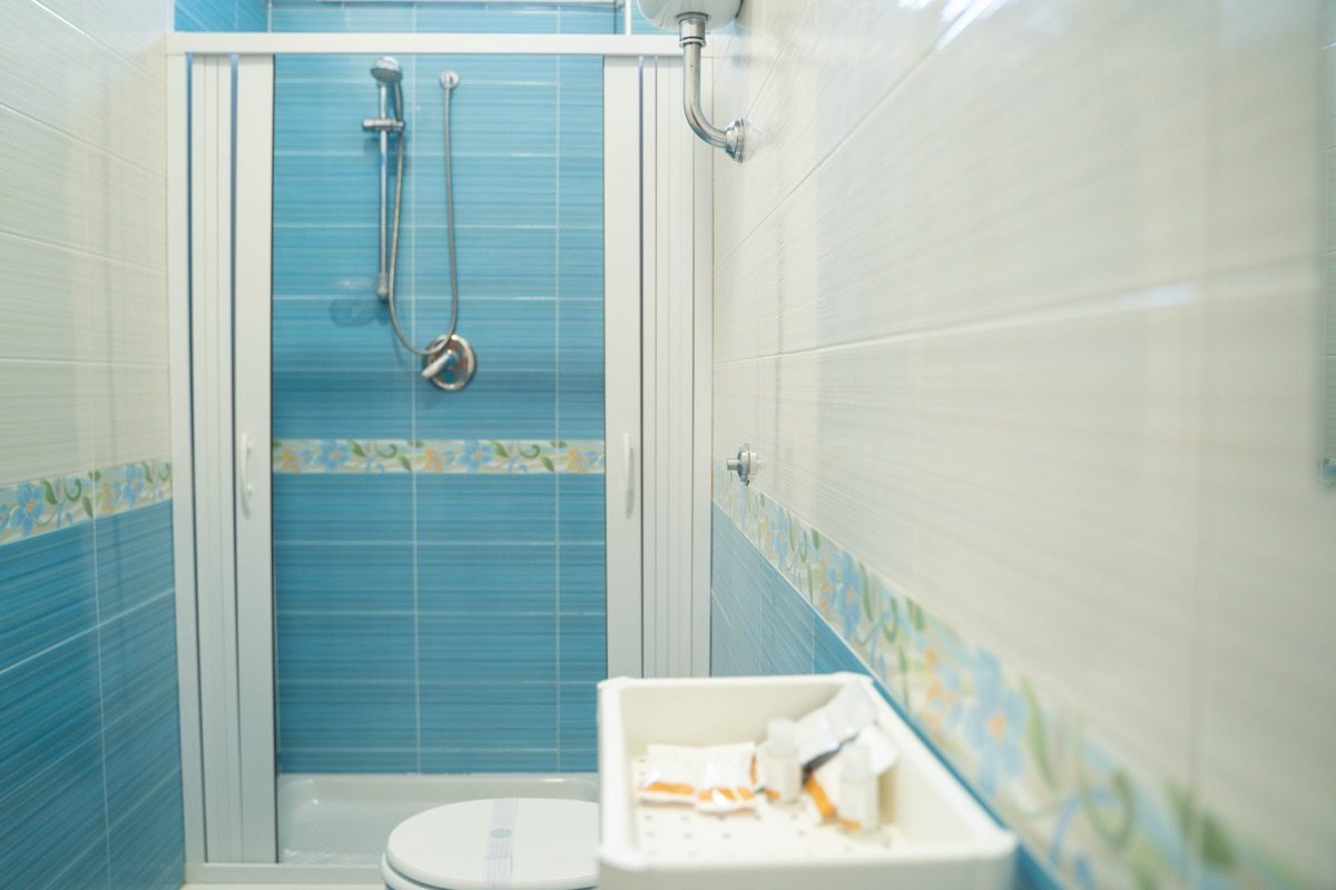 Box doccia del bagno privato con set di cortesia